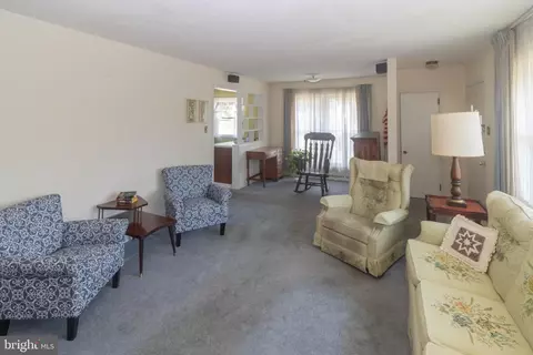 Living - 528 Erhardt Ave, Beverly, NJ 08010 photo 2 of 4
