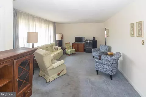 Living - 528 Erhardt Ave, Beverly, NJ 08010 photo 4 of 4