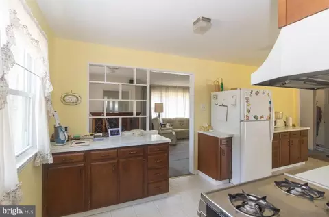 Entry Way - 528 Erhardt Ave, Beverly, NJ 08010 photo 1 of 2