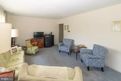 Living - 528 Erhardt Ave, Beverly, NJ 08010 photo 1 of 4