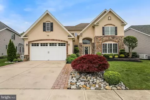 18 Harlow Cir, Medford, NJ 08055