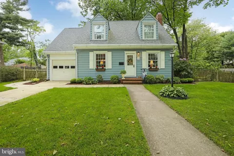 208 Cinnaminson St, Riverton, NJ 08077