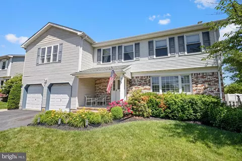 5 Hixon Dr, Burlington, NJ 08016