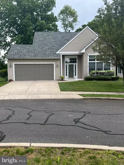 3 Hedge Row Ct, Columbus, NJ 08022
