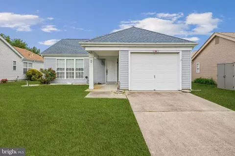 33 Newbury Dr, Southampton, NJ 08088