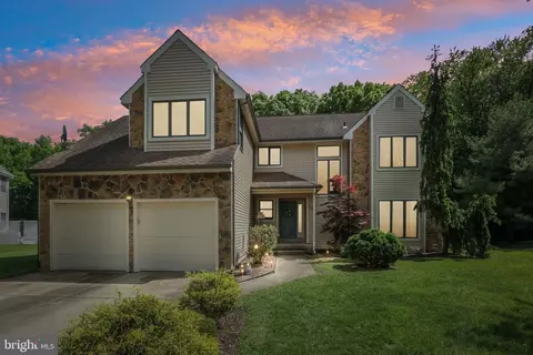 12 Edinburgh La, Mount Laurel, NJ 08054