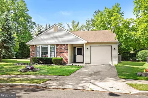 25 Fernwood Ct, Columbus, NJ 08022