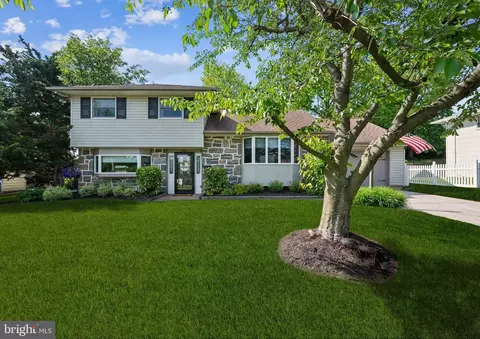 205 Dolores Dr, Cinnaminson, NJ 08077