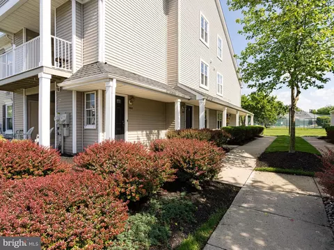 1008 B Saxony Dr, Mount Laurel, NJ 08054