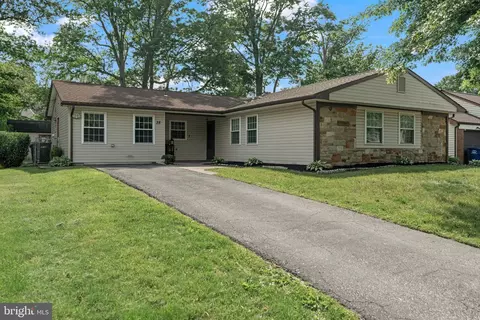 38 Neptune Ln, Willingboro, NJ 08046