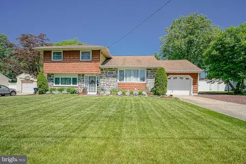 203 Dolores Dr, Cinnaminson, NJ 08077