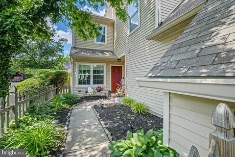 7 Woodlake Dr, Marlton, NJ 08053