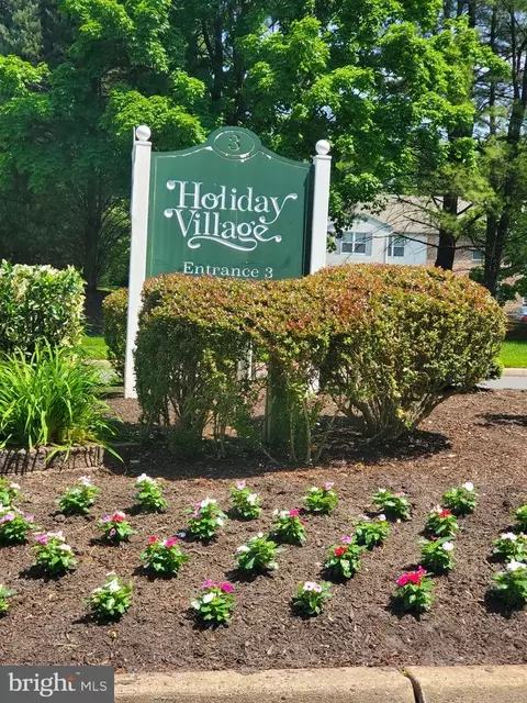 25 Village Ln, Mount Laurel, NJ 08054