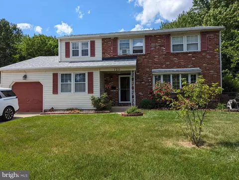 125 Schoolhouse La, Mount Laurel, NJ 08054