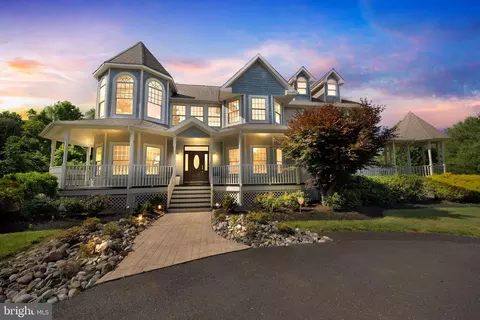 5 Tudor Ln, Moorestown, NJ 08057