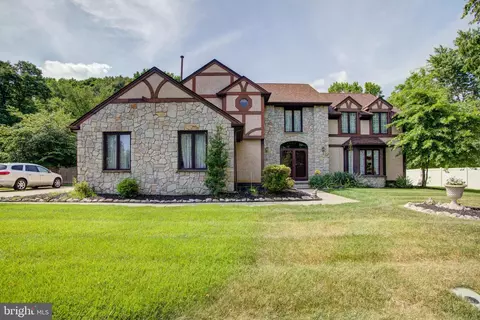 2 Hopemont Dr, Mount Laurel, NJ 08054