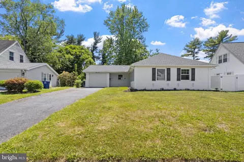 53 Manor Ln, Willingboro, NJ 08046