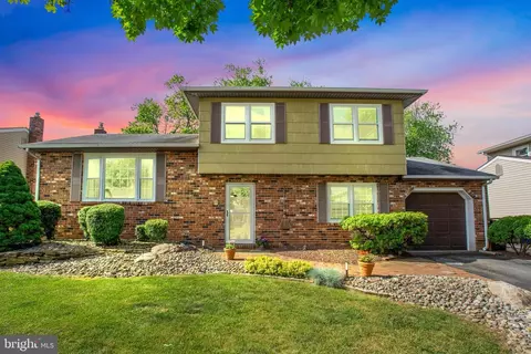 9 Van Dr, Bordentown, NJ 08505