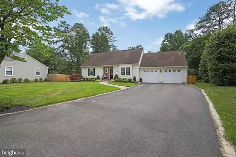 8 Prince Charles Ct, Marlton, NJ 08053