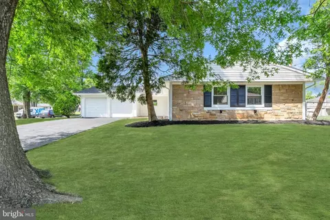 14 Evergreen Dr, Willingboro, NJ 08046