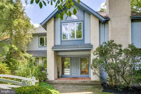 6 Shawnee Ct, Medford, NJ 08055