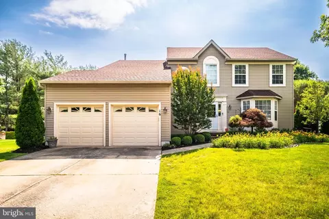 16 Adams Dr, Burlington, NJ 08016