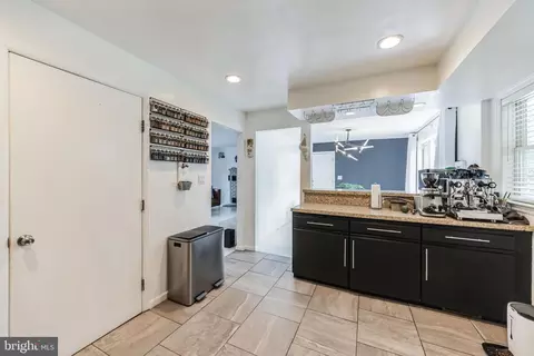 Entry Way - 2192 Hedding Rd, Columbus, NJ 08022 photo 2 of 3