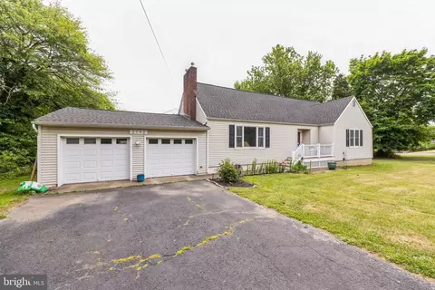 Exterior - 2192 Hedding Rd, Columbus, NJ 08022 photo 2 of 5