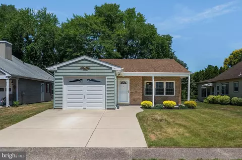 5 Dartmoor Pl, Southampton, NJ 08088