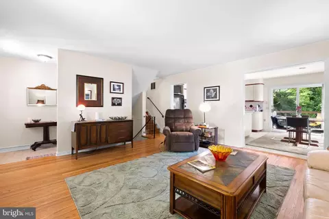 Entry Way - 101 Wayne Dr, Cinnaminson, NJ 08077 photo 2 of 8