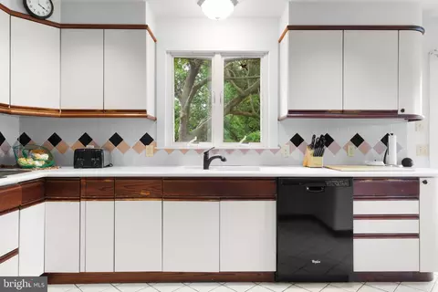 Kitchen - 101 Wayne Dr, Cinnaminson, NJ 08077 photo 3 of 8