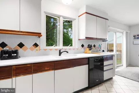Kitchen - 101 Wayne Dr, Cinnaminson, NJ 08077 photo 6 of 8