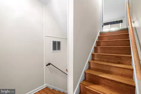Entry Way - 101 Wayne Dr, Cinnaminson, NJ 08077 photo 5 of 8