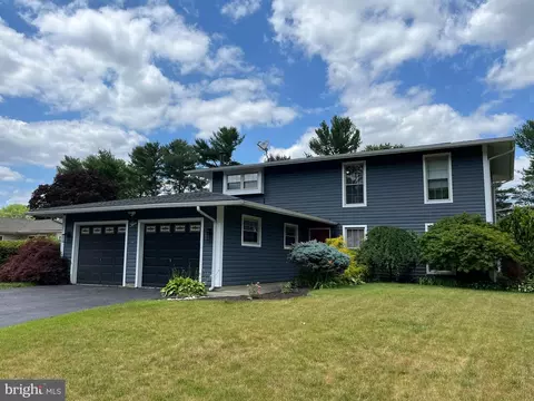5 Buckingham Dr, Mount Holly, NJ 08060