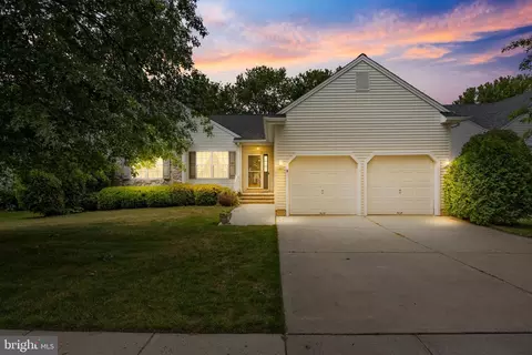 8 Roslyn Dr, Delran, NJ 08075