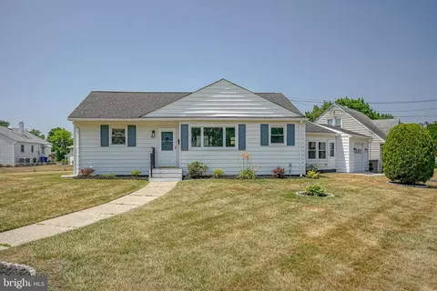 40 Woodbine Ave, Maple Shade, NJ 08052