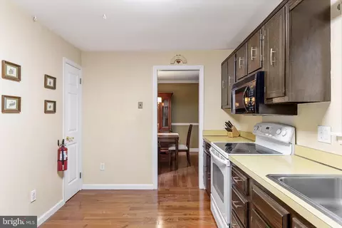 Entry Way - 131 Windmoor Rd, Delran, NJ 08075 photo 2 of 2