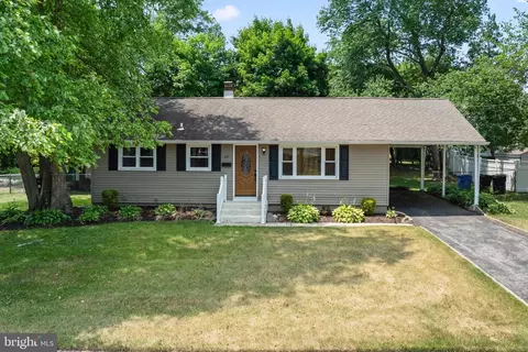28 Thornton Pl, Mount Holly, NJ 08060