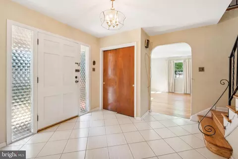 Entry Way - 1 Wayne Dr, Cinnaminson, NJ 08077 photo 1 of 2