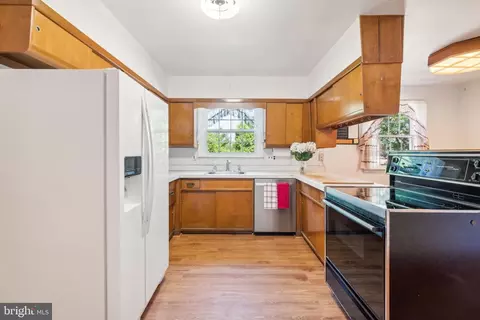 Kitchen - 1 Wayne Dr, Cinnaminson, NJ 08077 photo 1 of 2