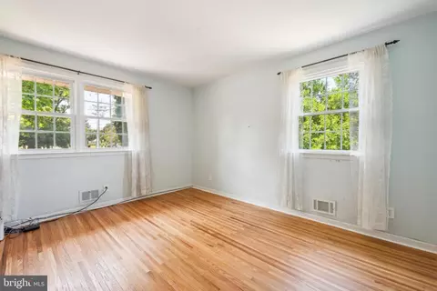 Bedroom - 1 Wayne Dr, Cinnaminson, NJ 08077 photo 2 of 3