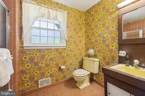 Bath - 1 Wayne Dr, Cinnaminson, NJ 08077 photo 1 of 2