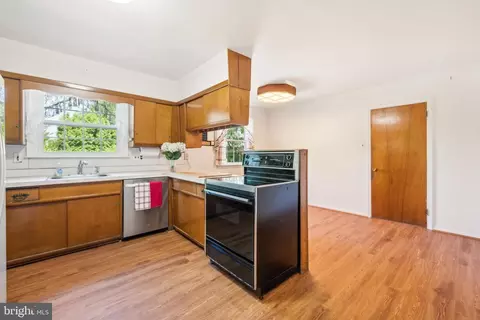 Kitchen - 1 Wayne Dr, Cinnaminson, NJ 08077 photo 2 of 2