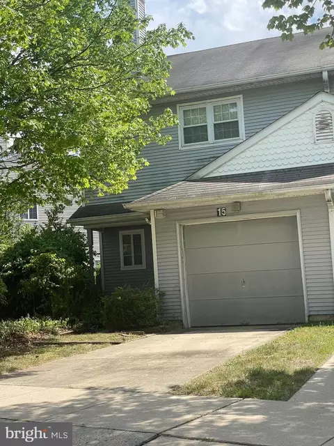 15 Regency Dr, Mount Holly, NJ 08060