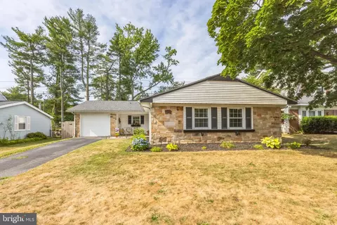 40 Holiday Ln, Willingboro, NJ 08046