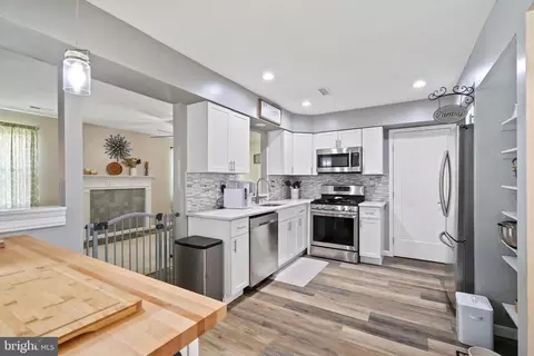 236 Burnamwood Dr, Mount Laurel, NJ 08054