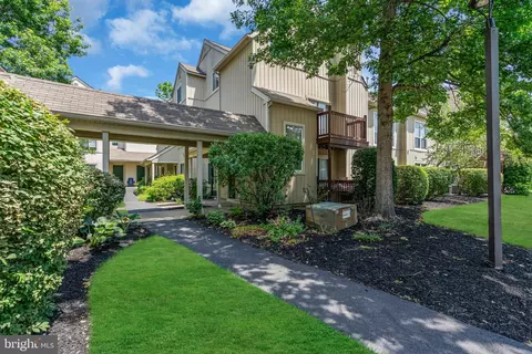 160 Woodlake Dr, Marlton, NJ 08053