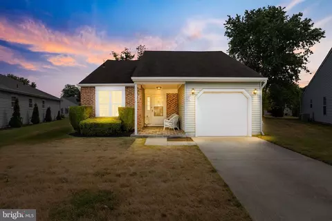 4 Warner Ct, Mount Laurel, NJ 08054
