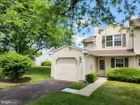 16 Berkshire Ct, Bordentown, NJ 08505