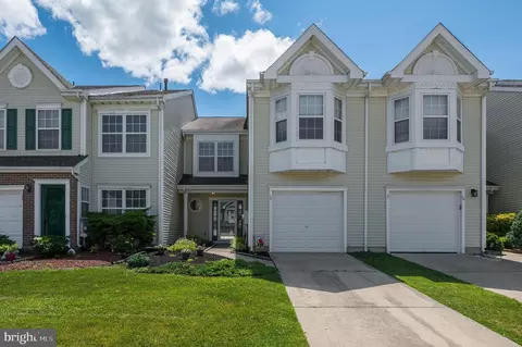 18 Elkington Dr, Mount Laurel, NJ 08054